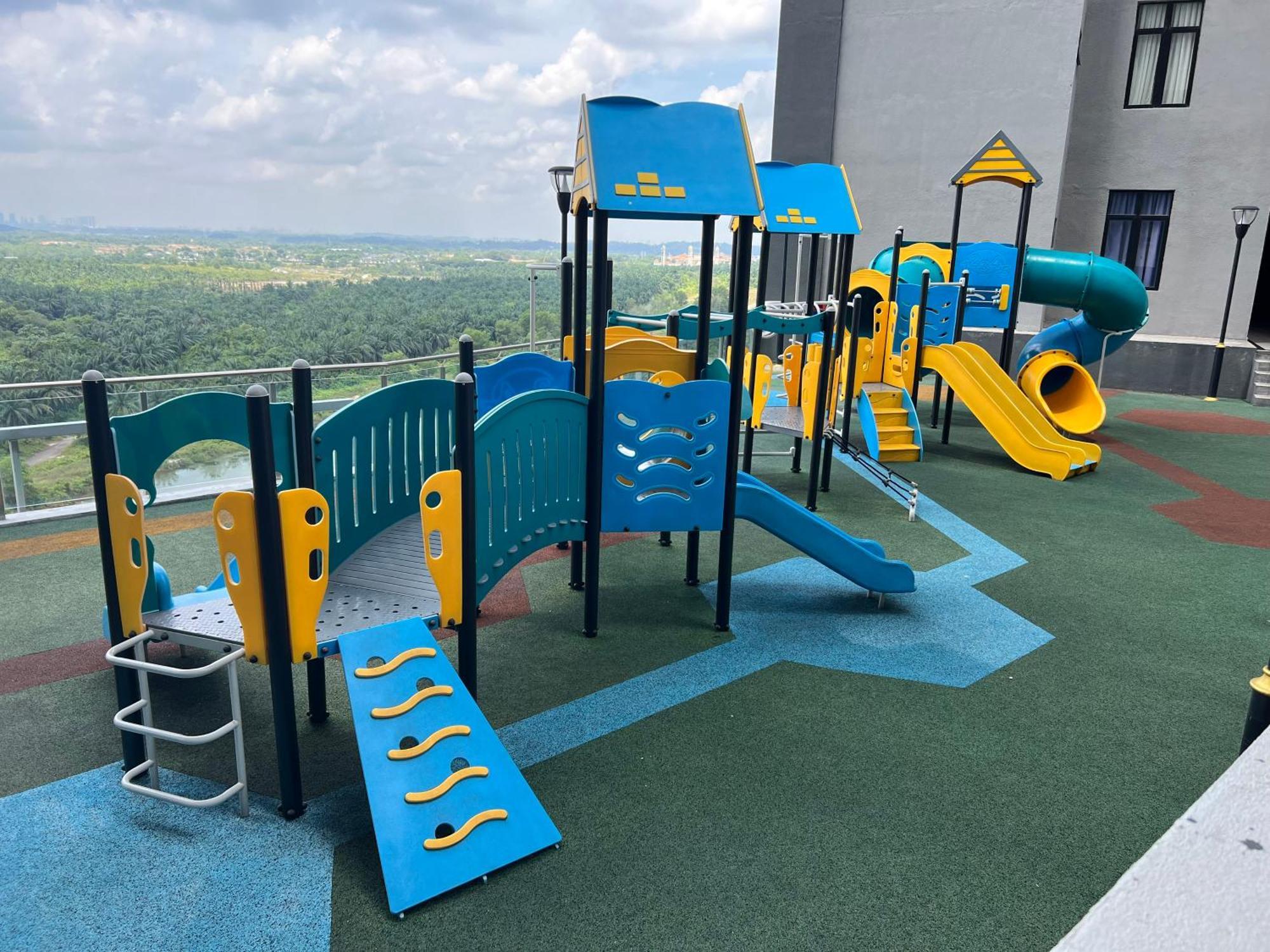 Апартаменты Walk To Legoland, D'Pristine Medini Нусаджайя Экстерьер фото