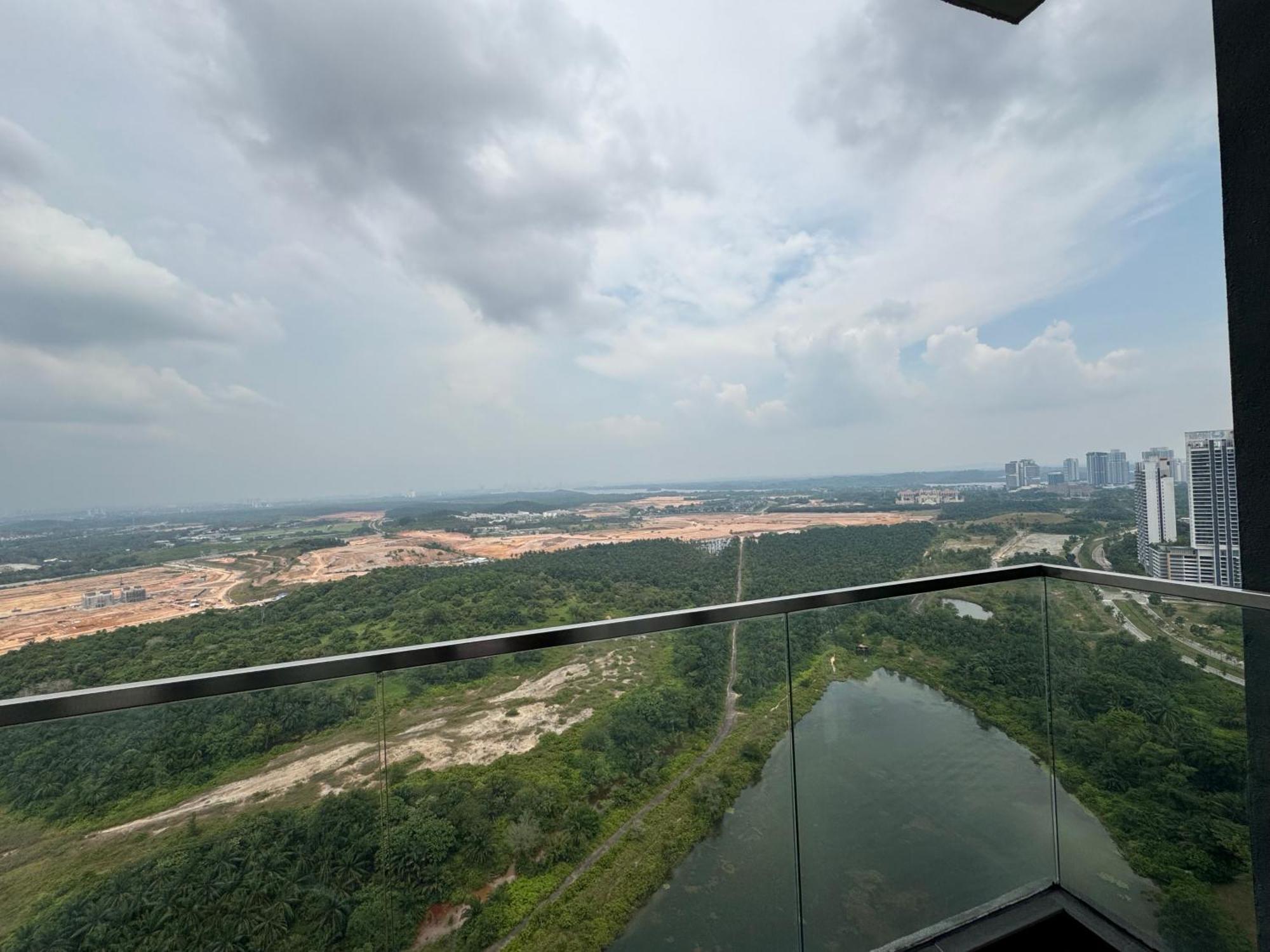 Апартаменты Walk To Legoland, D'Pristine Medini Нусаджайя Экстерьер фото
